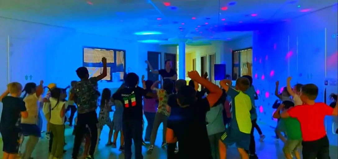kinderdisco in Nieuw-Vennep met dansende kinderen